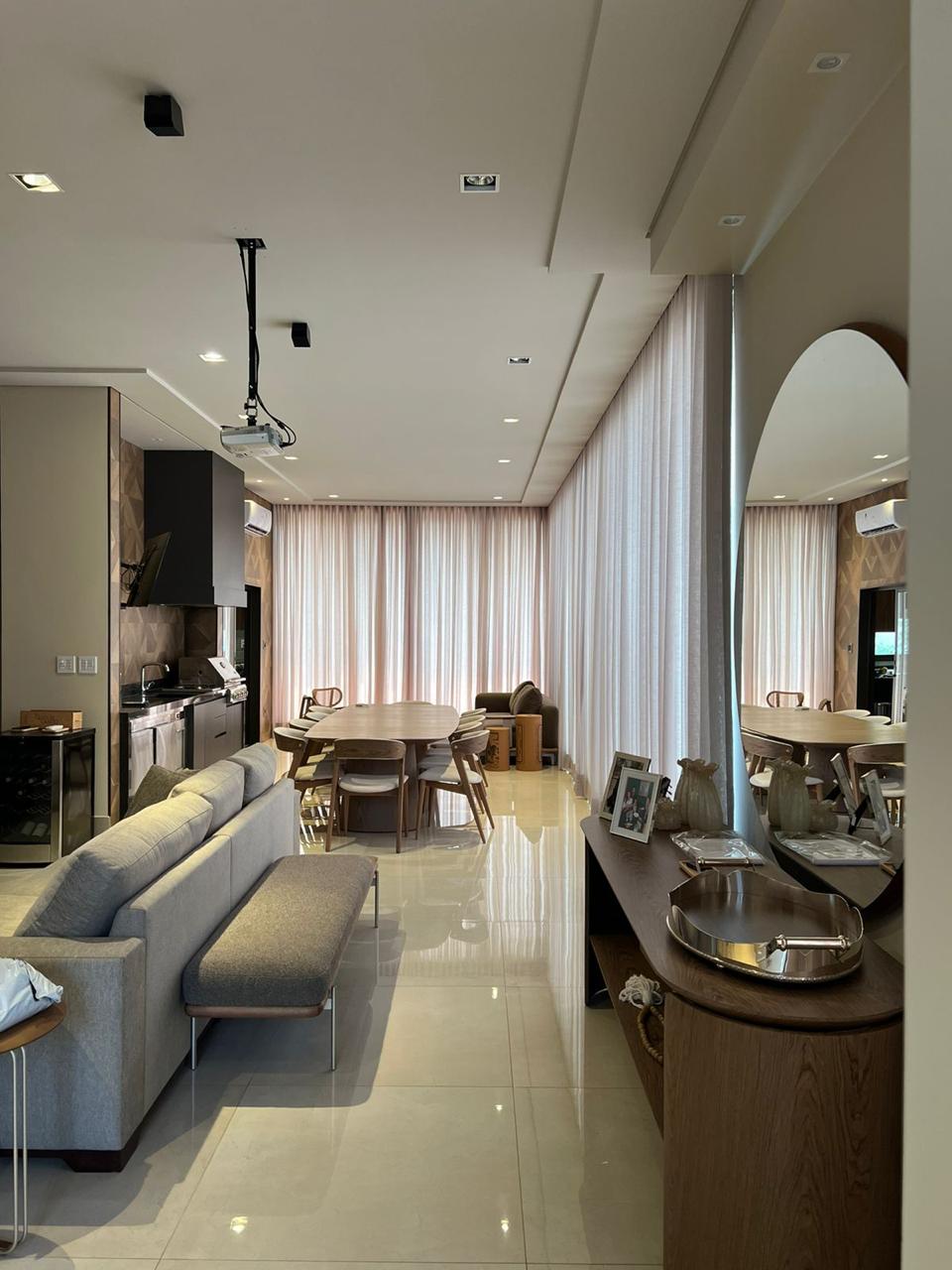Sala de estar com cortinas de linho