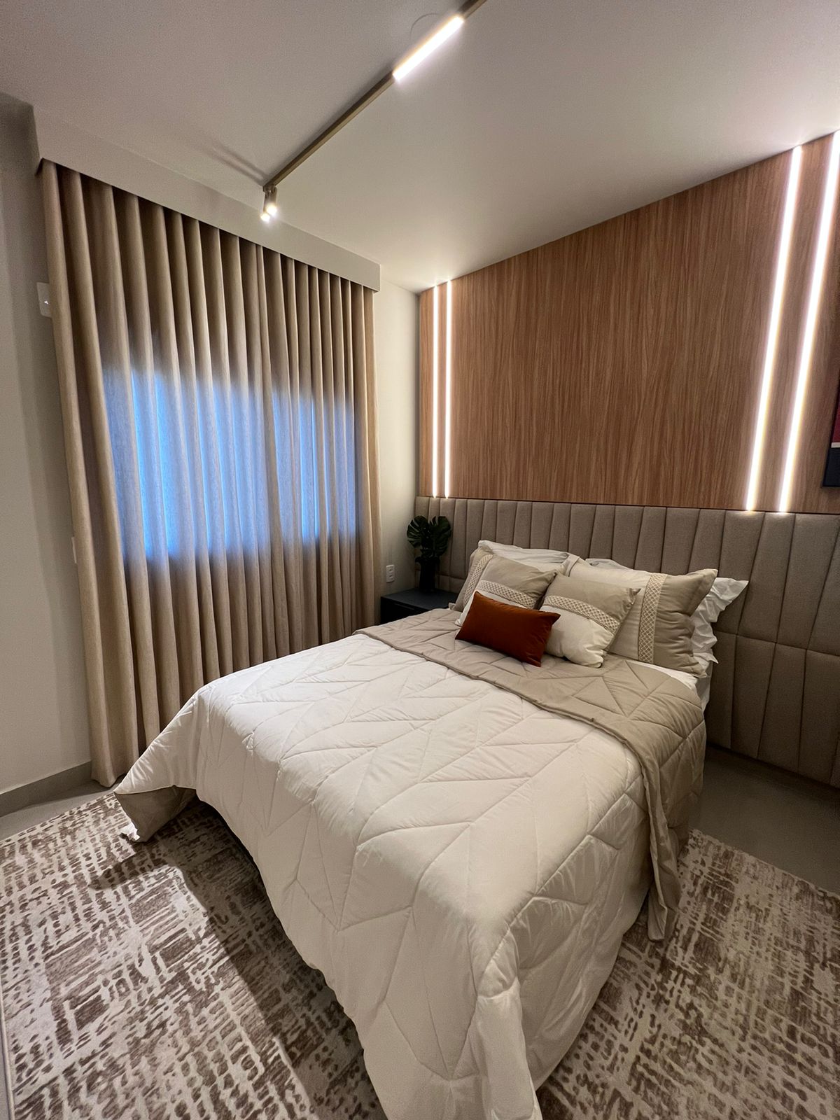 Suíte master com cortinas elegantes
