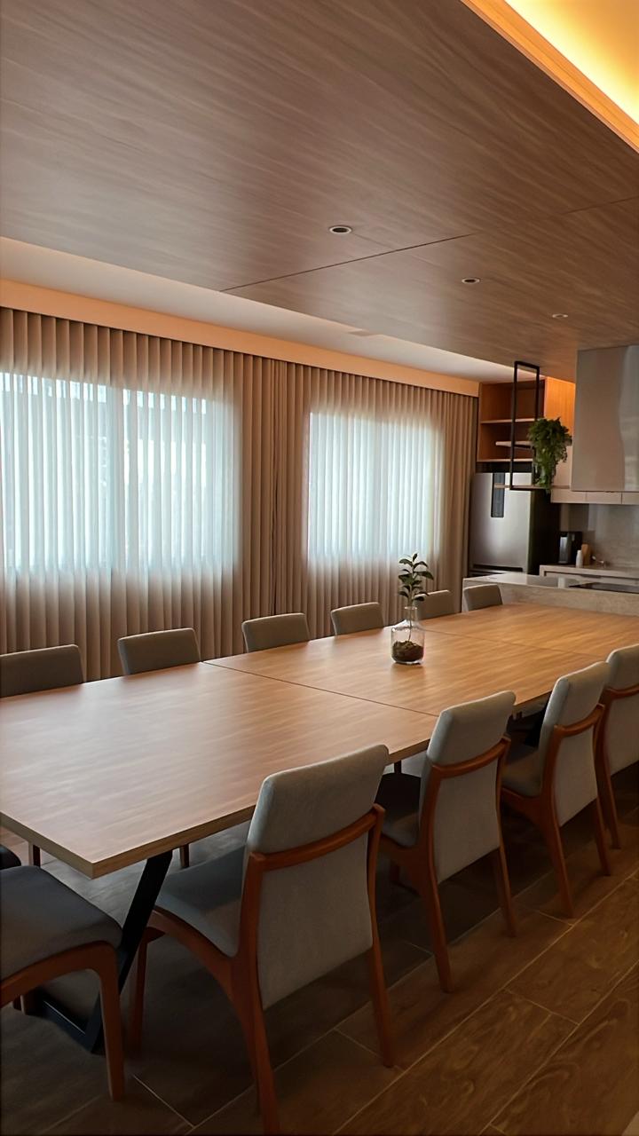 Cozinha com cortinas funcionais elegantes