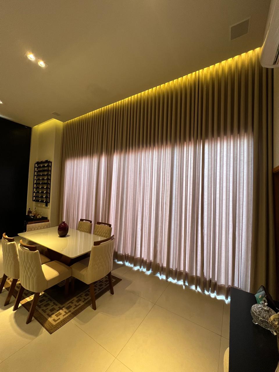 Sala elegante com cortinas de alto padrão